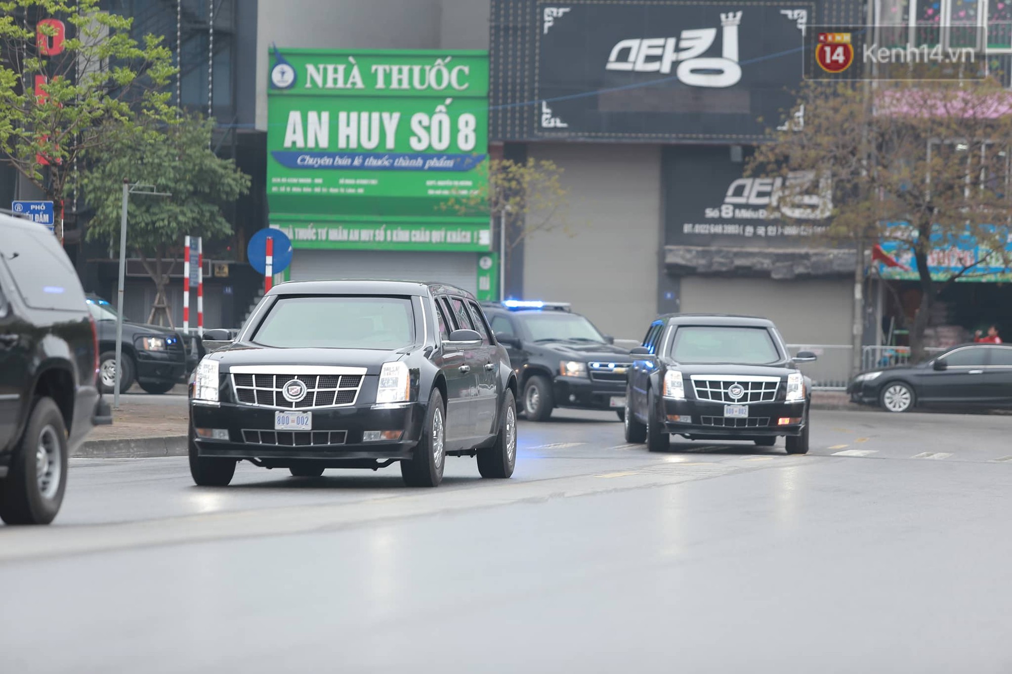 Cận cảnh siêu xe Quái thú của Tổng thống Trump và đoàn xe hộ tống trên đường phố Hà Nội - Ảnh 1.