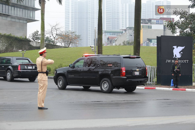 Cận cảnh siêu xe "Quái thú" của Tổng thống Trump và đoàn xe hộ tống trên đường phố Hà Nội
