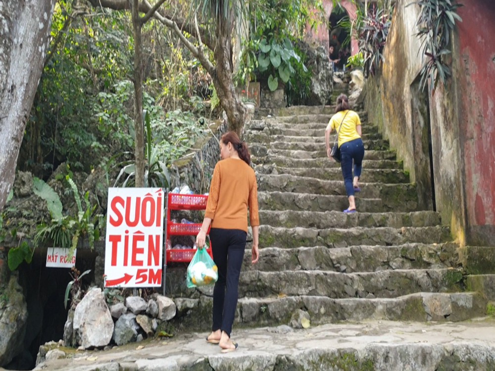 Lật tẩy chiêu trò mua thần bán thánh lừa hàng nghìn người mê muội tại chùa Hương - Ảnh 2.