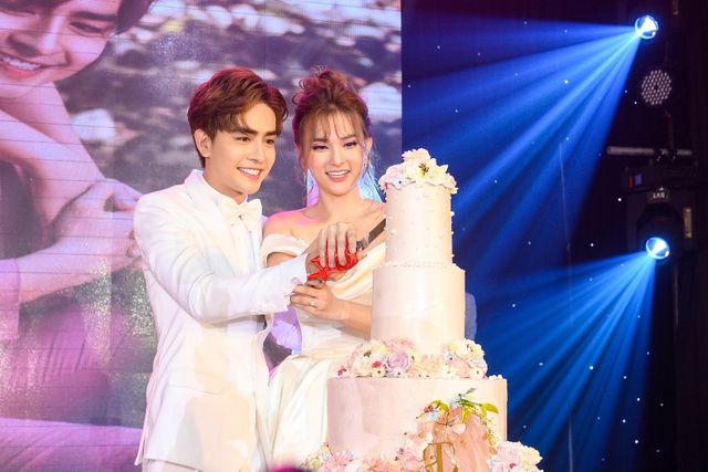Ca sĩ Thu Thủy và chồng kém 10 tuổi hạnh phúc trong tiệc cưới - 23