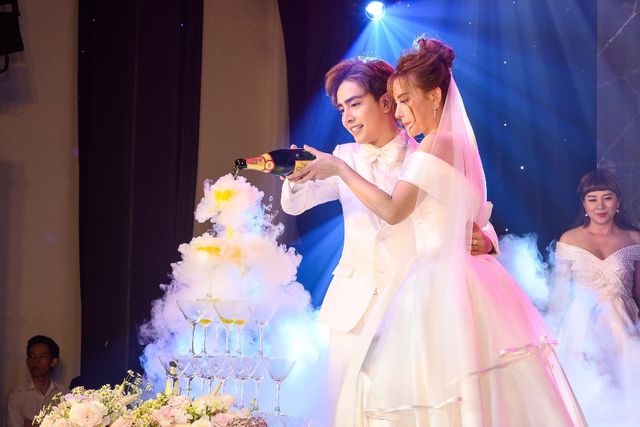 Ca sĩ Thu Thủy và chồng kém 10 tuổi hạnh phúc trong tiệc cưới - 24
