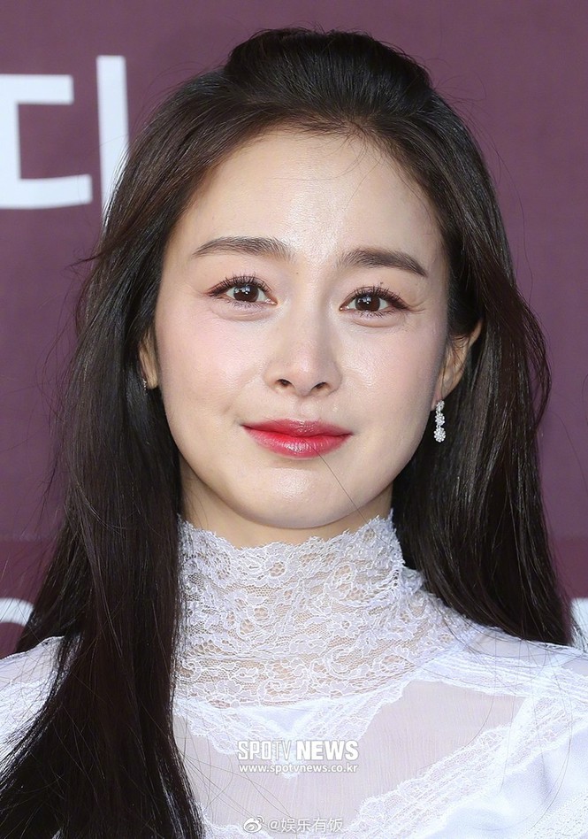 Kim Tae Hee nhan sắc và thần thái rạng ngời sau sinh con thứ 2 - ảnh 5