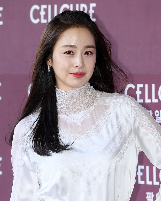 Kim Tae Hee nhan sắc và thần thái rạng ngời sau sinh con thứ 2 - ảnh 9