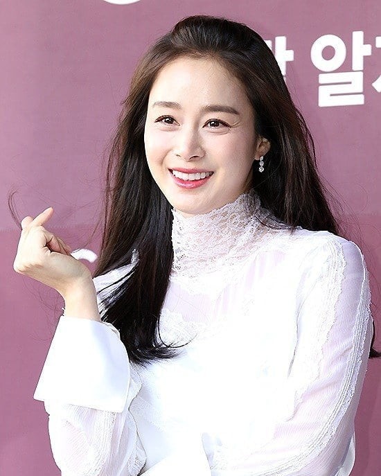 Kim Tae Hee nhan sắc và thần thái rạng ngời sau sinh con thứ 2 - ảnh 2