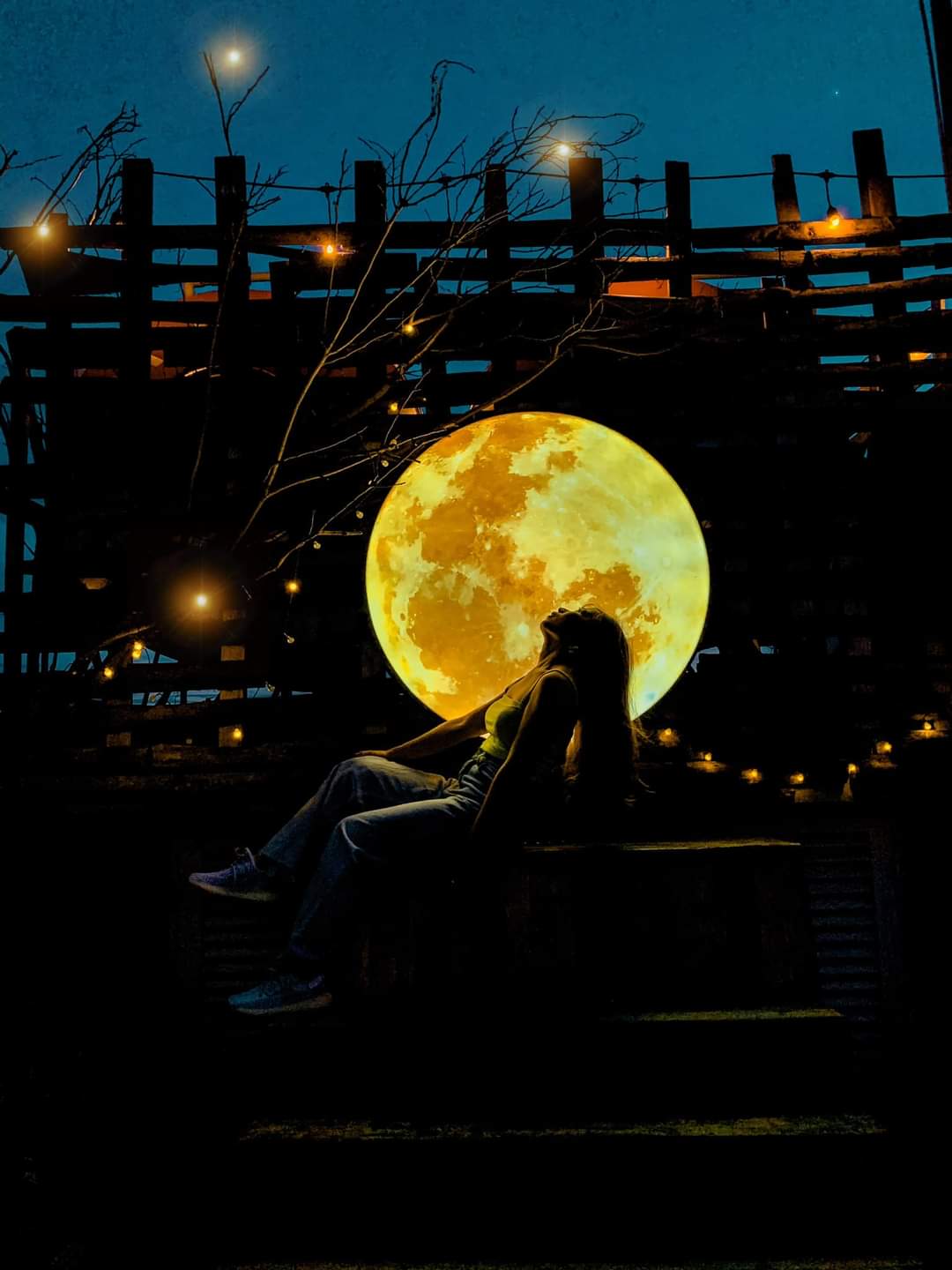 View Mặt trăng tại Lang Thang Rooftop Phú Nhuận
