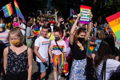Cuộc sống của cộng đồng LGBT tại vùng cấm người đồng tính - Đời sống